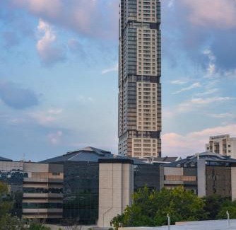 Sandown Apartment | Chic Studio with Panoramic Sandton Views