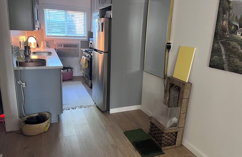 Palms Apartment | Chic studio with swimming pool, AC and WiFi in fabulous Greater Culver City.