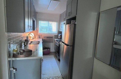 Palms Apartment | Chic studio with swimming pool, AC and WiFi in fabulous Greater Culver City.