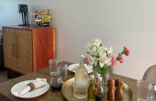 Hyde Park Apartment | Chic Studio with WiFi and AC in Lovely UChicago area