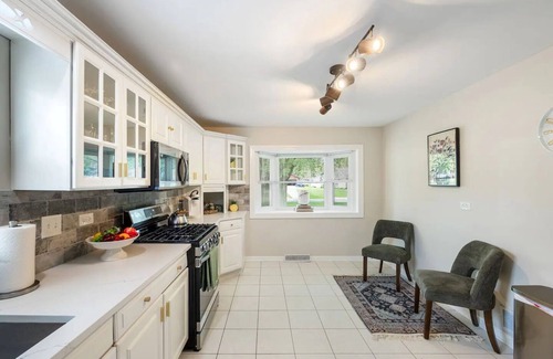 Palos Heights House | Chic & Stylish 3-bedroom house in Palos Heights