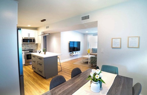 Carver City - Lincoln Gardens House | Chic & Stylish Central location