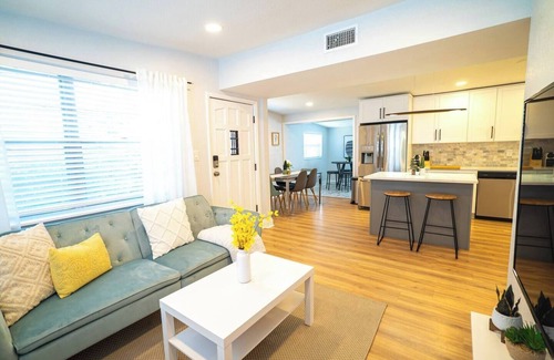 Carver City - Lincoln Gardens House | Chic & Stylish Central location