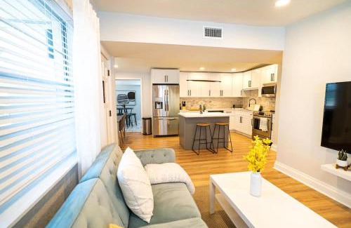 Carver City - Lincoln Gardens House | Chic & Stylish Central Location