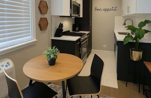 Lake View East Apartment | Chic & Stylish Studio w/Modern Kitchen