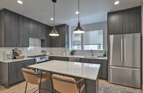 Central Business District House | Chic & Sunny Provo Townhome w/Rooftop Deck!