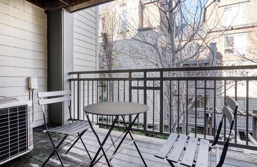 Morse Park Apartment | Chic Sunnyvale 1BR w/Gym, W/D & Coworking, walk to Google, by Blueground