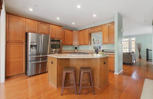 Ellicott City House | Chic Townhome - Garage, Chef's Kit - EZ 95 Access