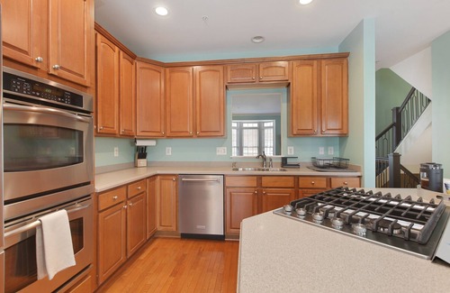 Ellicott City House | Chic Townhome - Garage, Chef's Kit - EZ 95 Access