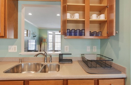 Ellicott City House | Chic Townhome - Garage, Chef's Kit - EZ 95 Access
