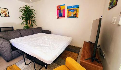 Raynolds Addition Apartment | Chic Townhome Retreat nestled Downtown