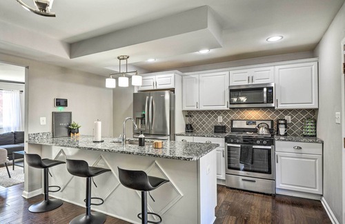 Beechfield Apartment | Chic Townhome w/Deck: 6 Mi to Dtwn Baltimore