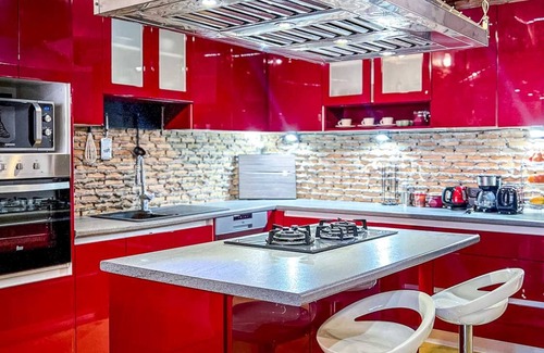 Old City House | Chic Townhouse in Old City Chefs Kitchen Walk to Sunday Market , Thapae Gate