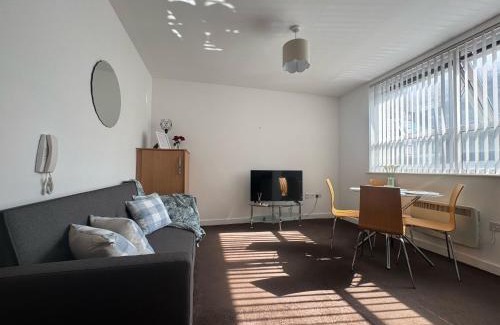 Old Trafford Apartment | Chic Trafford Apartment, Private Underground Parking, Fast Wi-Fi, Self Check-in Anytime, 5 mins to Old Trafford Stadium