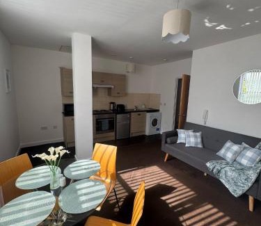 Old Trafford Apartment | Chic Trafford Apartment, Private Underground Parking, Fast Wi-Fi, Self Check-in Anytime, 5 mins to Old Trafford Stadium