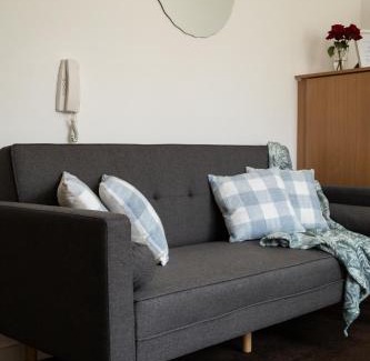 Old Trafford Apartment | Chic Trafford Apartment, Private Underground Parking, Fast Wi-Fi, Self Check-in Anytime, 5 mins to Old Trafford Stadium