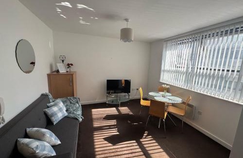Old Trafford Apartment | Chic Trafford Apartment, Private Underground Parking, Fast Wi-Fi, Self Check-in Anytime, 5 mins to Old Trafford Stadium