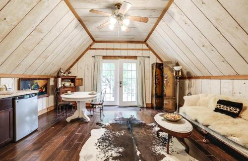 Tarpley Apartment | Chic Tree House Studio about 24 Mi to Bandera!