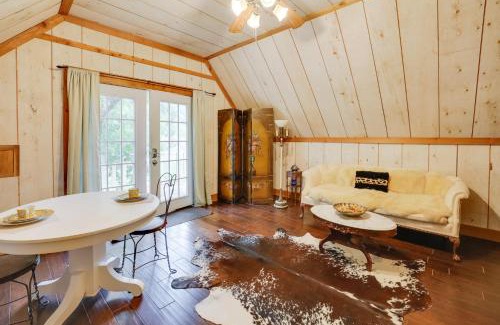Tarpley Apartment | Chic Tree House Studio about 24 Mi to Bandera!