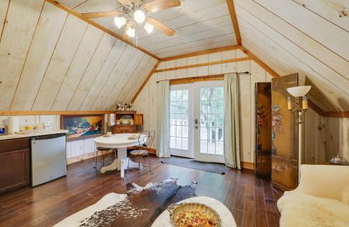 Tarpley Apartment | Chic Tree House Studio about 24 Mi to Bandera!