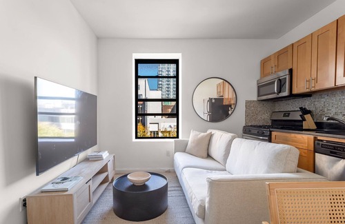 Chinatown Apartment | Chic & Trendy 3BD 1Bath Escape in the Lower East Side