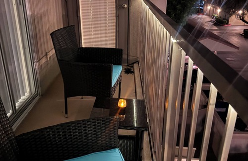 Valencia Apartment | Chic two bedroom two bath SiX FLAGS.