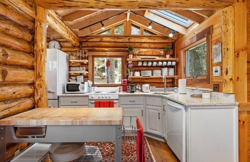 Boothbay Harbor Cabin | Chic, updated log cabin nestled in the pine trees of Sprucewold!