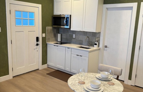 North Delridge Apartment | Chic Urban getaway, 12 min drive to Pike Place & Alki Beach