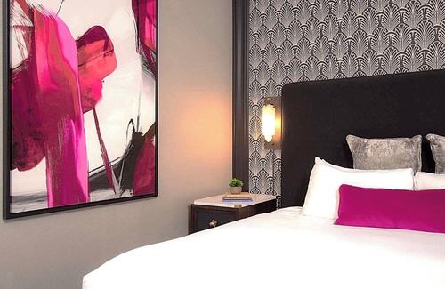 Downtown Chicago Hotel | Chic Urban Oasis, Pet-Friendly Unit, Near The Art Institute of Chicago!