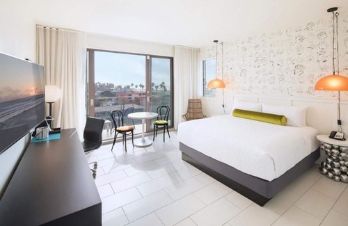 Venice Hotel | Chic Venice Room w/Balcony | Rooftop | Free Breakfast | Near Beach