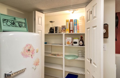 Northwest Calgary Apartment | Chic Vintage Suite Close to Airport & Downtown