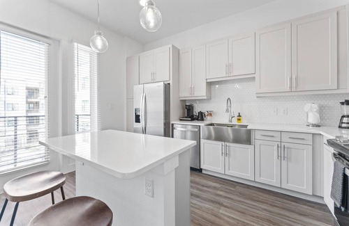 Highland Apartment | Chic West Downtown Studio w Washer Dryer