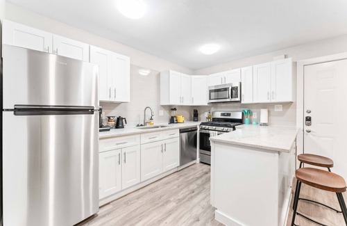 Highland Apartment | Chic West Downtown Studio w Washer Dryer