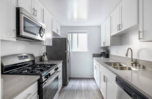 Beverly Grove Apartment | Chic West Hollywood 1 BR, near Santa Monica Shops, by Blueground (#LAX386)