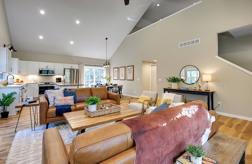 Wisconsin Dells Cottage | Chic Wisconsin Retreat w/Deck, Grill & Fire Pit!