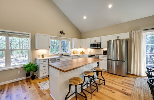 Wisconsin Dells Cottage | Chic Wisconsin Retreat w/Deck, Grill & Fire Pit!