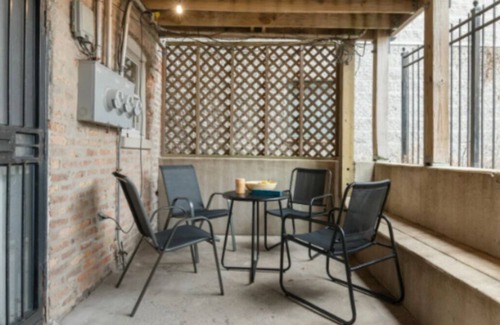 Tri-Taylor Condo | Chicago 1BR Condo w Free Gated Parking & Highspeed Internet