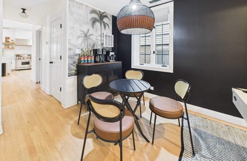 West Town Apartment | Chicago 4 BR 3 BA, Office + 5 GB internet speed, free street parking, 2 Decks near Wicker Park