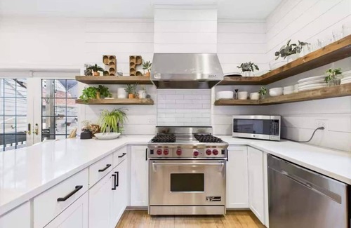 West Town Apartment | Chicago 4 BR 3 BA, Office + 5 GB internet speed, free street parking, 2 Decks near Wicker Park