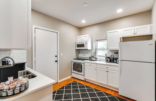 Tri-Taylor Apartment | Chicago Apt: Near Stadiums & Dtwn