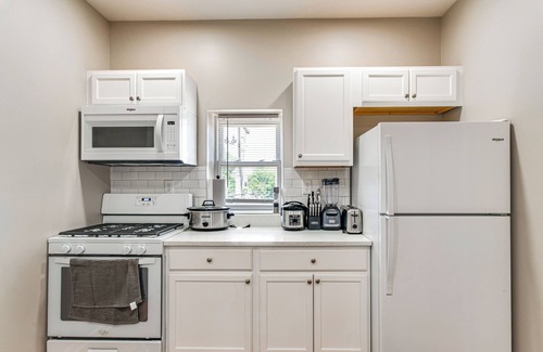 Tri-Taylor Apartment | Chicago Apt: Near Stadiums & Dtwn