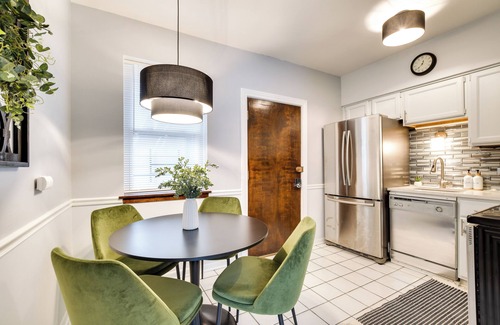 Lincoln Park Condo | Chicago Condo: Near Lincoln Park & DePaul!