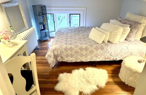 Wilmette Apartment | Chicago North Shore Close to NWU + Downtown + Beach + Restaurants + Train
