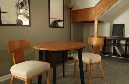 Rogers Park Apartment | Chicago North Shore Hideaway