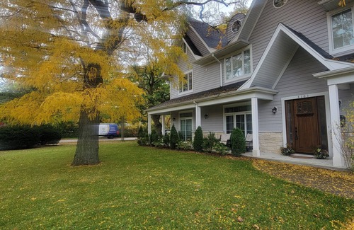 Wilmette Villa | Chicago-Northshore Vacation Rental Luxury 5BR n5 Ba Victorian Mansion 7min Beach