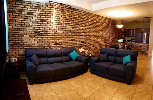 Edinburg House | Chicago Style Town home in a gated community!Spacious 1100sqft