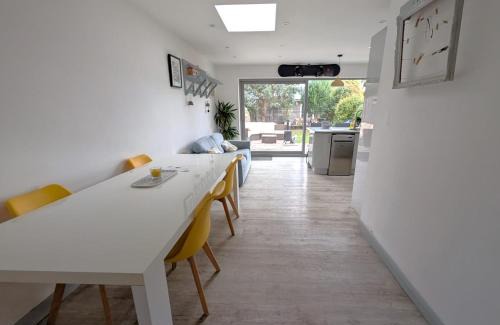 Chichester House | Chichester House I Garden with Hot Tub I Free Parking I Nearby Beaches I Chichester Holiday Properties