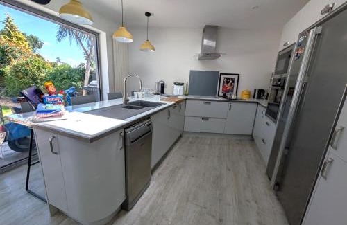 Chichester House | Chichester House I Garden with Hot Tub I Free Parking I Nearby Beaches I Chichester Holiday Properties