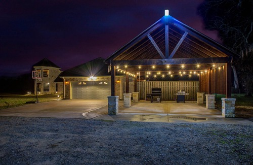 Pointblank House | Chick & Modern Getaway Ranch - Lake Livingston View!