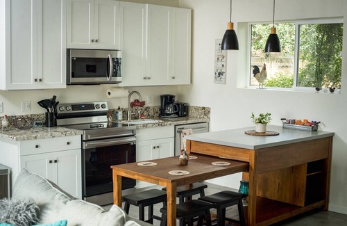 Temecula House | ★Chick-Ranch★Wine Country Hideaway Studio★Wineries★Animals★Hot Air Balloons★Private Driver★
